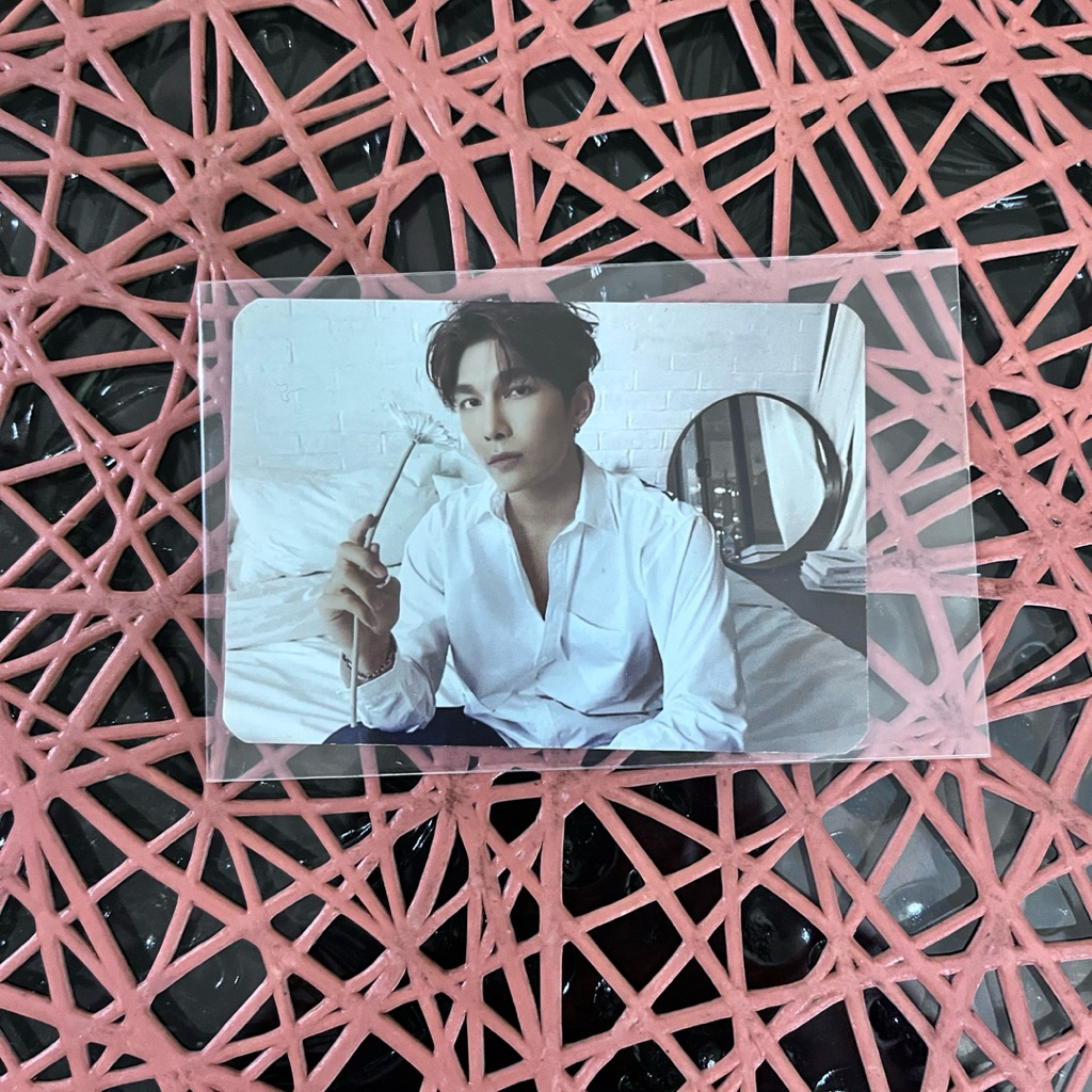 Photocard Mew Suppasit edisi Cosmopolitan