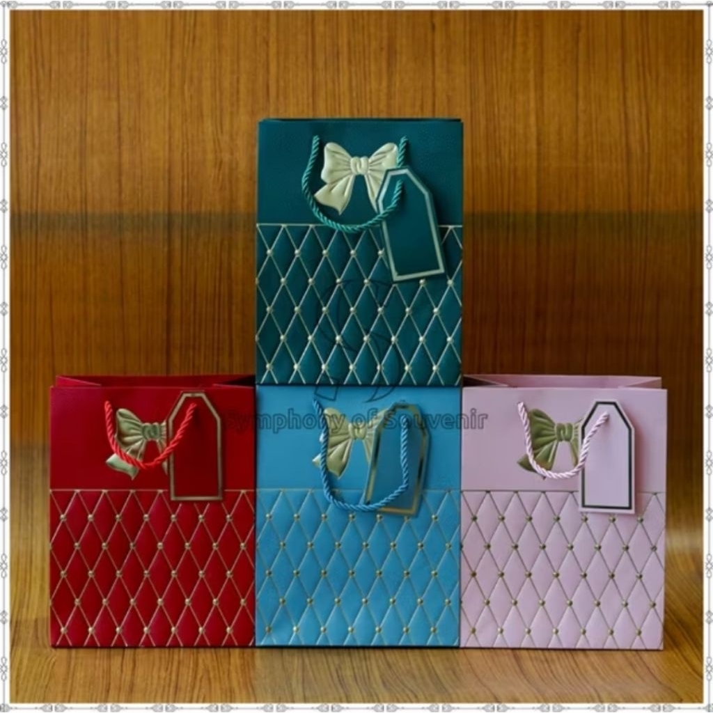 

Paperbag Vertical Kotak2 motif Mewah-2 cocok untuk hadiah / gift / dipakai sendiri
