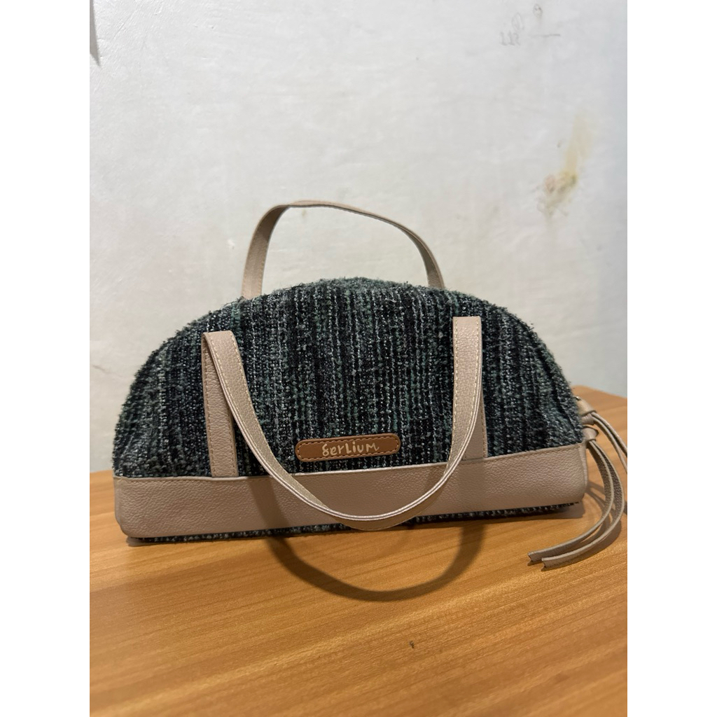Tas tenteng kulit Serlium.