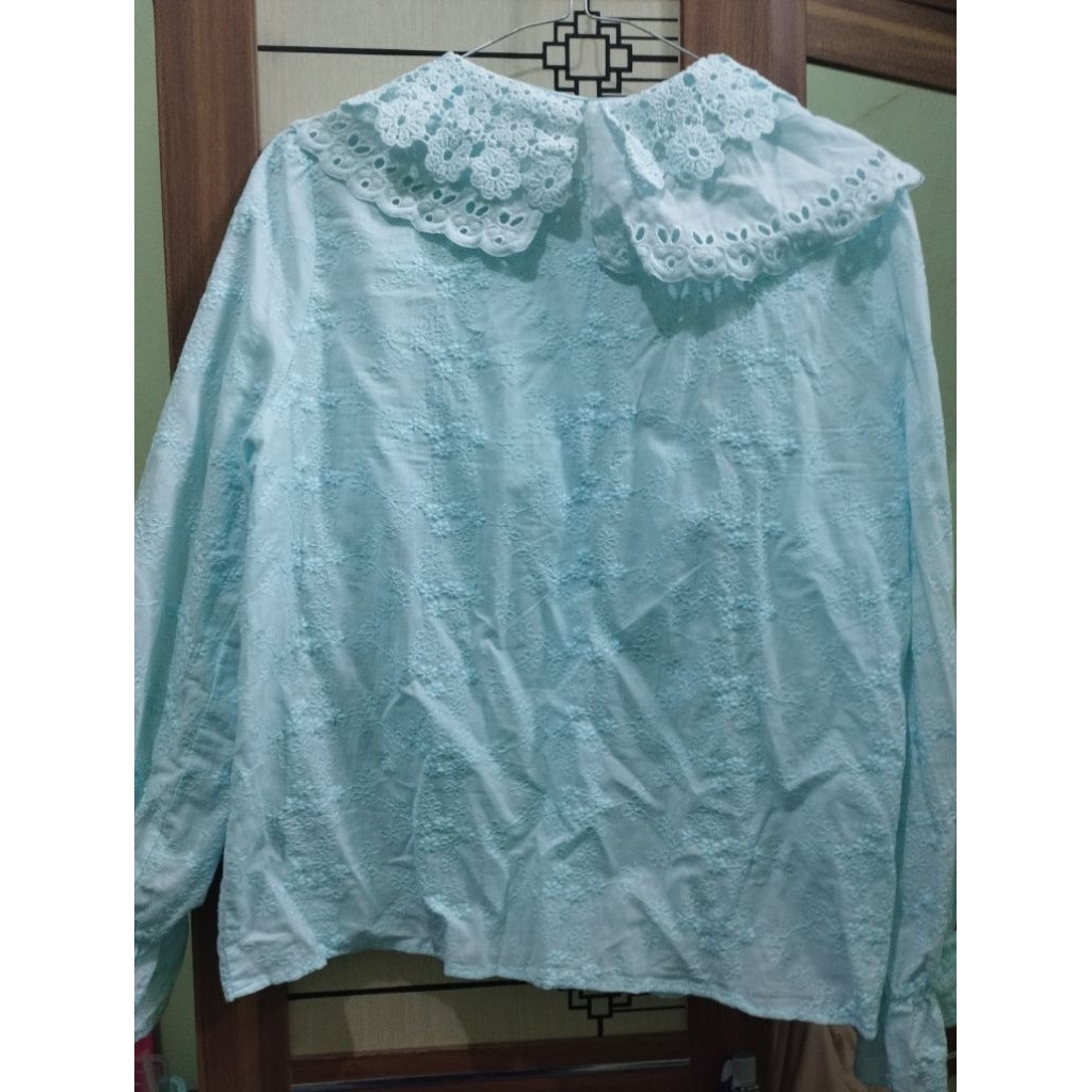 blouse biru muda