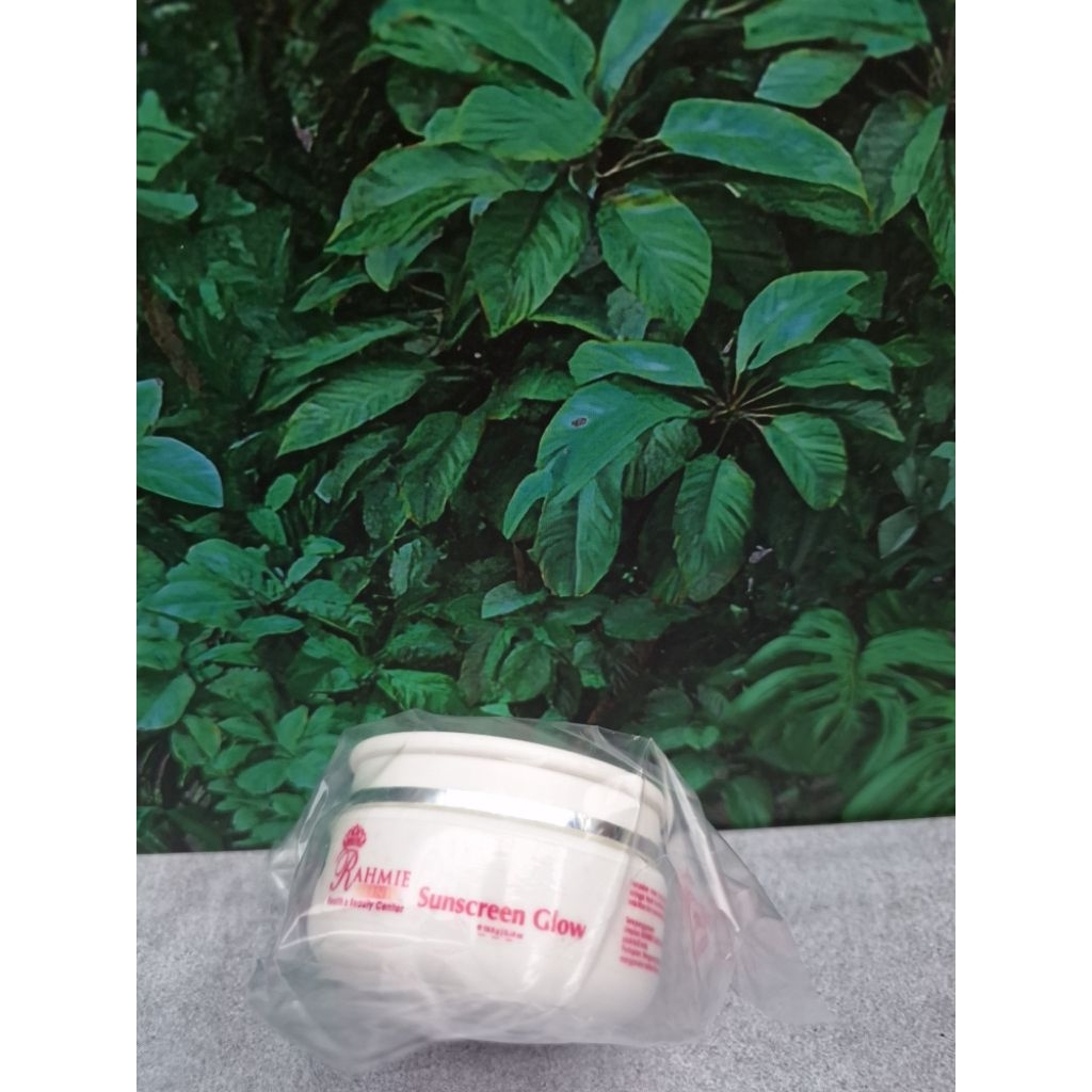 Rahmie Clinic Health & Beauty Center Sunscreen Glow Untuk Wajah Terlihat Glowing 15gr.