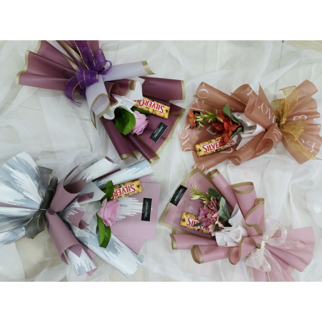 

Buket Cokelat 25gr dan 1 Tangkai Bunga