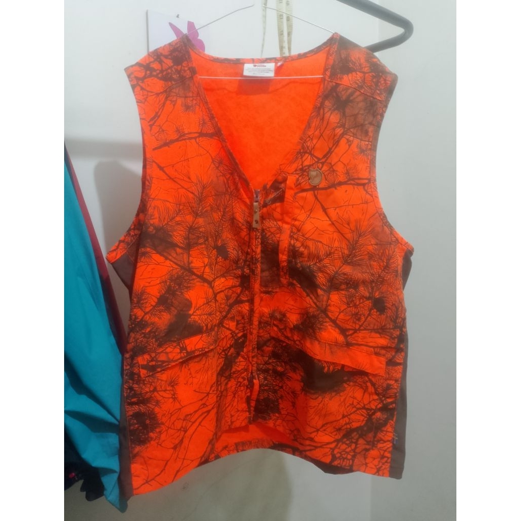 fjallraven varmland vest orange camo x arcteryx mammut klattermusen patagonia tnf