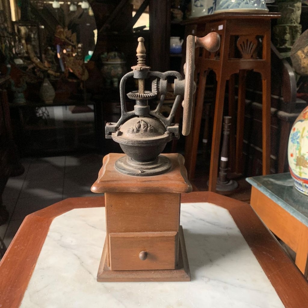 Gilingan Kopi Eropa Manual Kayu dan Besi dengan Putaran bentuk Kincir Angin Lawas Jadul