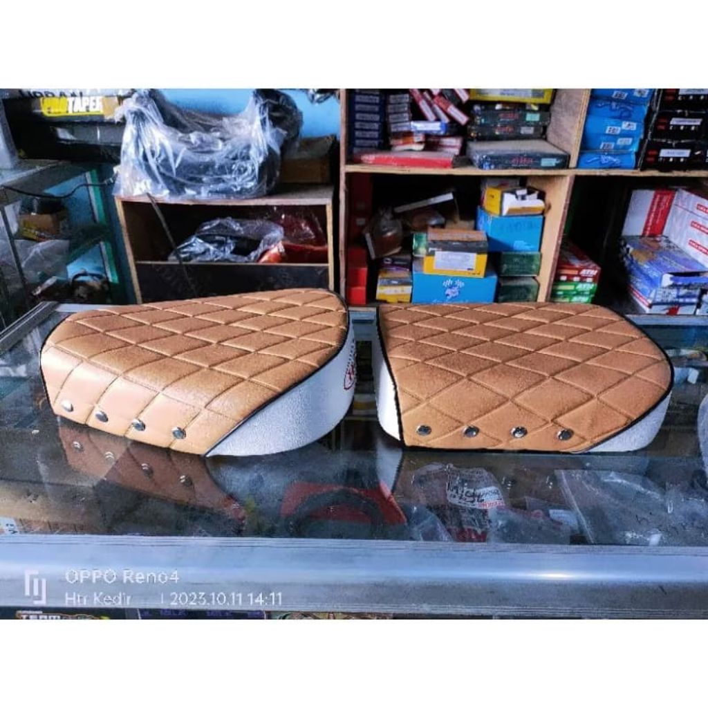 JOK PISAH/ SADEL MOTOR C50 C70 PISPOT FULL SET WARNA COKLAT KOMBINASI PUTIH MOTIF WAJIK HARGA TERMUR