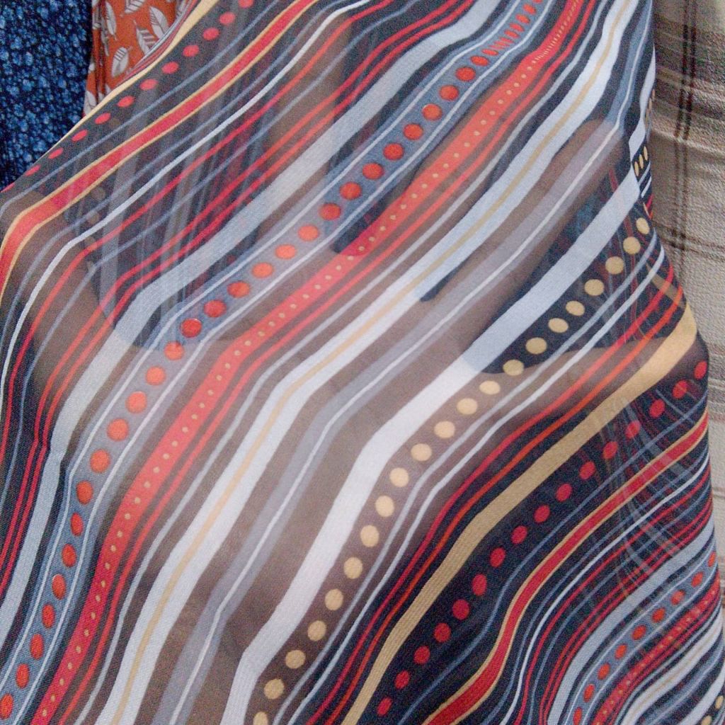 Kain Ceruty Motif Garis Abstrak Warna-warni – Kain Meteran½ untuk Hijab, Blouse, Craft