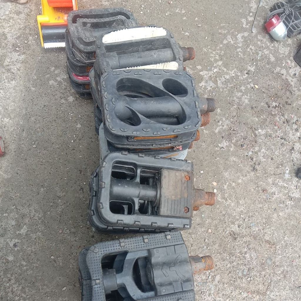 PEDAL SEPEDA LIPAT BEKAS