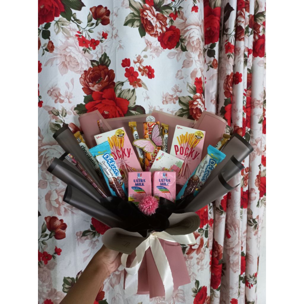 

Bucket Snack Elegan – Kado Ulang Tahun / Wisuda / Anniversary (Pita Kupu Pink)