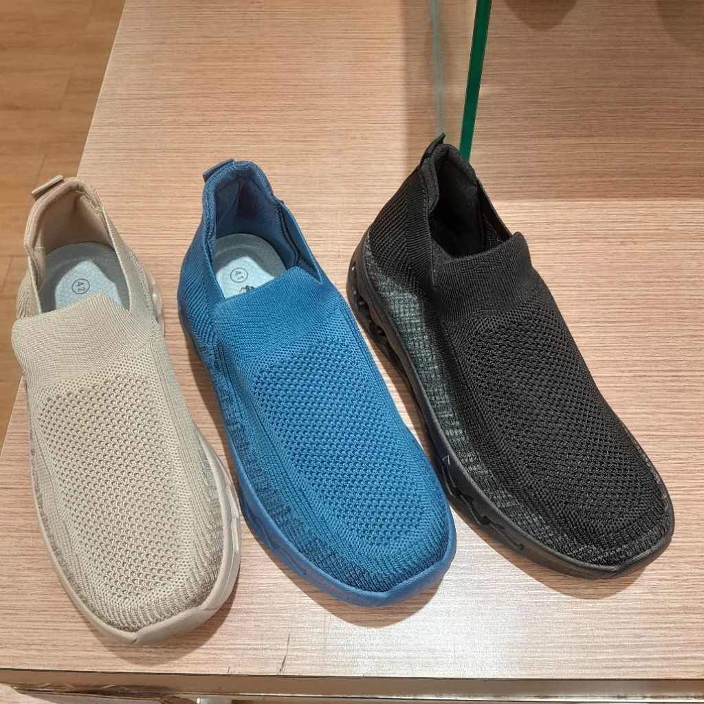 sepatu sneakers pria by brand DR.KEVIN