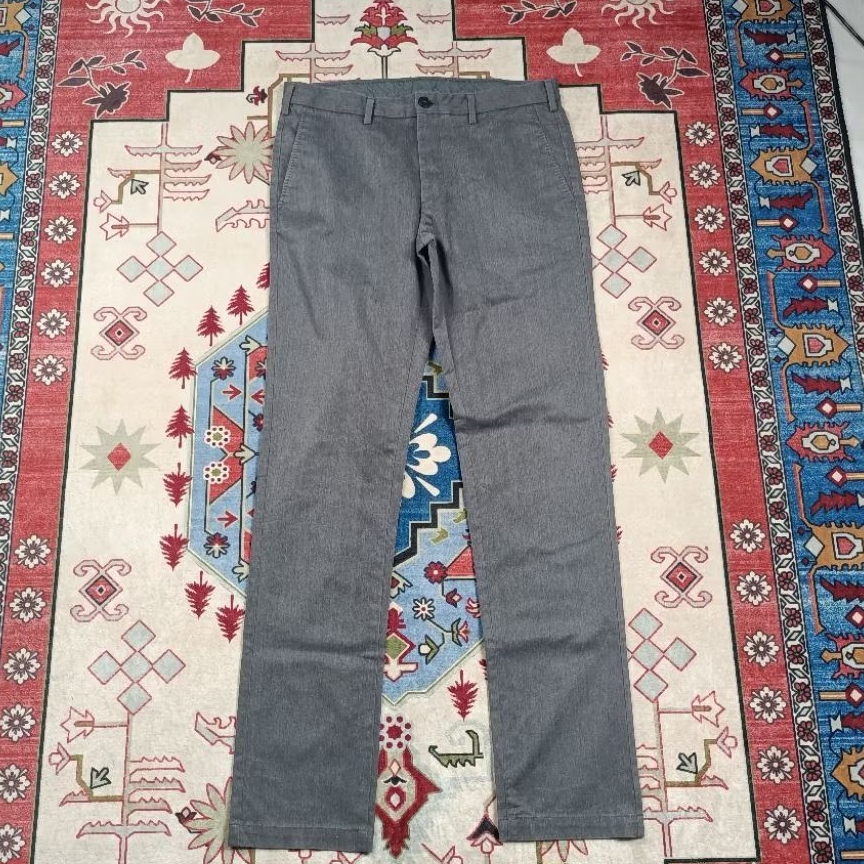 celana chinos Uniqlo abu-abu size 32