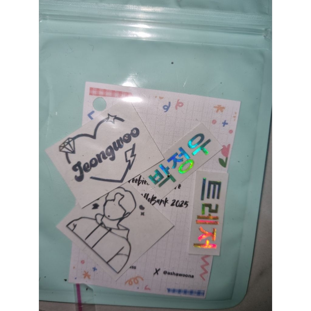 

stiker hologram siluet nama treasure member hyunsuk jihoon yoshi junkyu jaehyuk asahi doyoung haruto jeongwoo junghwan