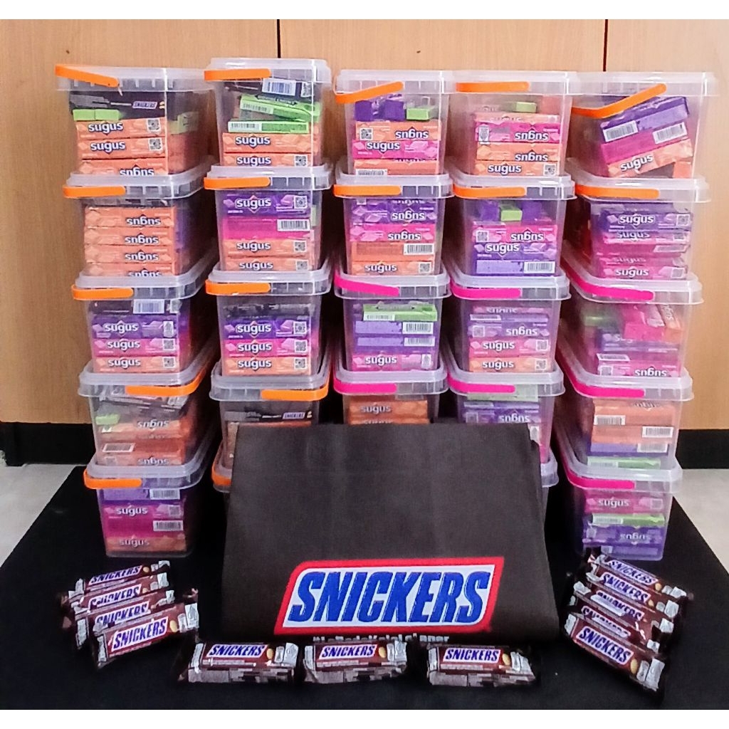 

1 box permen dan coklat termuraahh