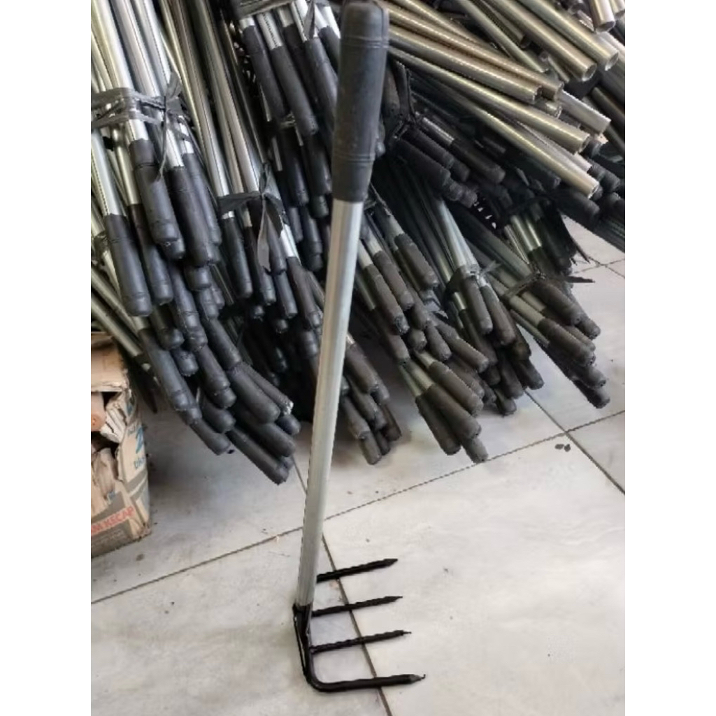 garukan rumput garukan sampah garukan jerami