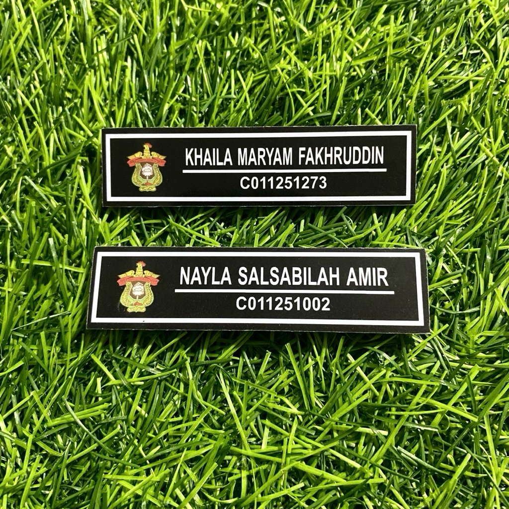 

papan nama AKRILIK / PAPAN MAMA DADA / terbuat dari bahan dasar akrilik dan menggunakan pengait Peniti atau magnet