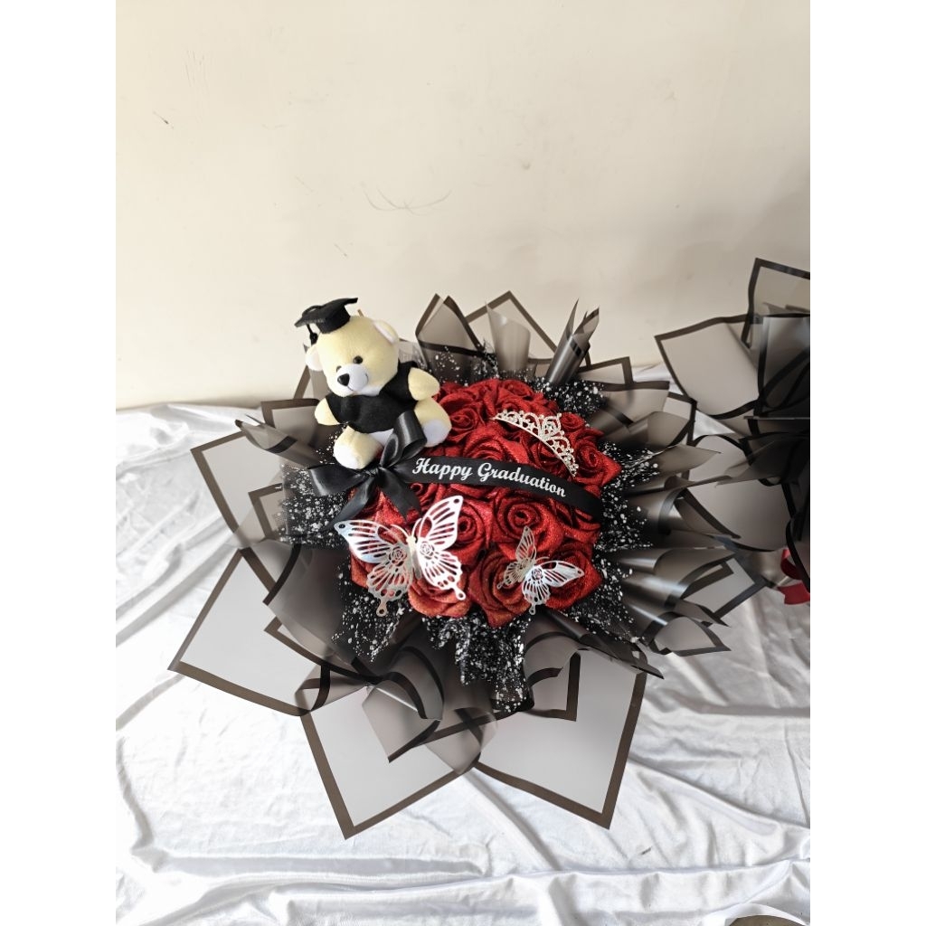 

BUKET PITA SATIN 20 TANGKAI + PITA UCAPAN + KUPU+ MAHKOTA+BONEKA