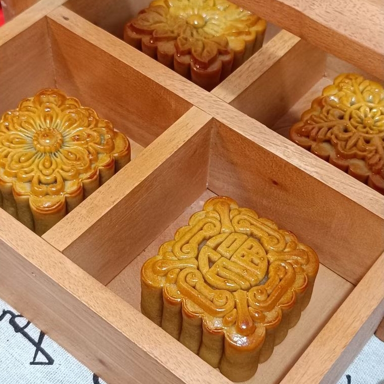 

Hamper Mooncake - Paket IMPERIAL 6 - Isi 6 Mooncake Medium @ 125 Gr/ Besar @ 150 Gr