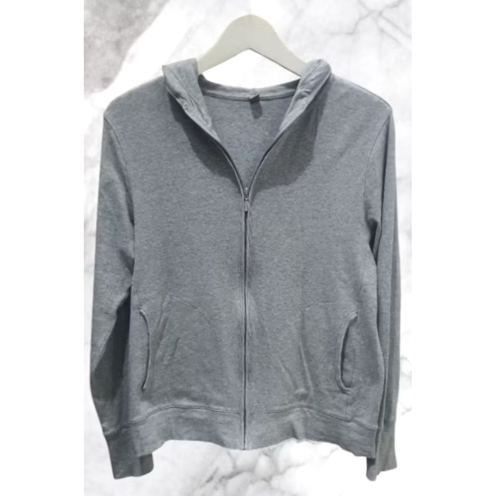 Preloved Jaket Uniqlo Daily Running Hoodie Resleting Warna Abu Grey Unisex Original Size XL Ada Luba