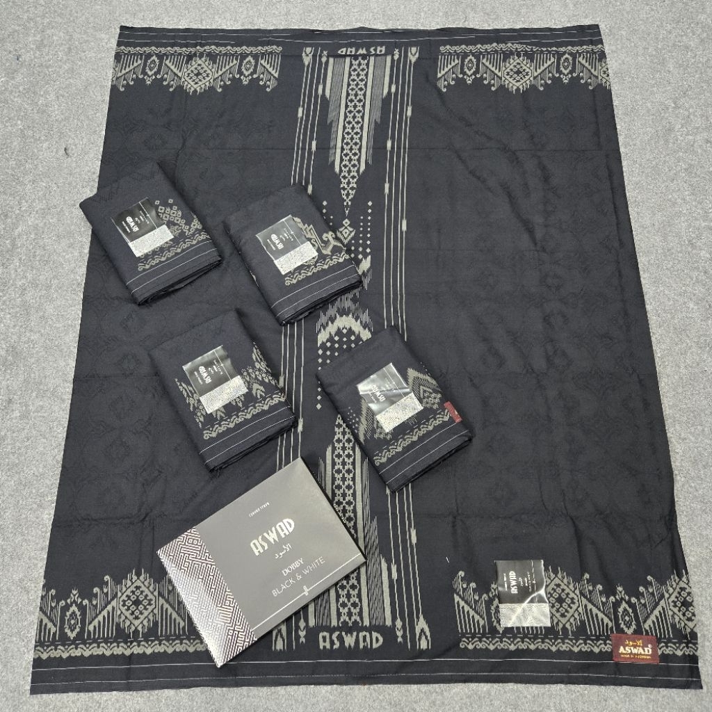 Sarung Aswad Black Dobby – Sarung Pria Hitam Polos Elegan

