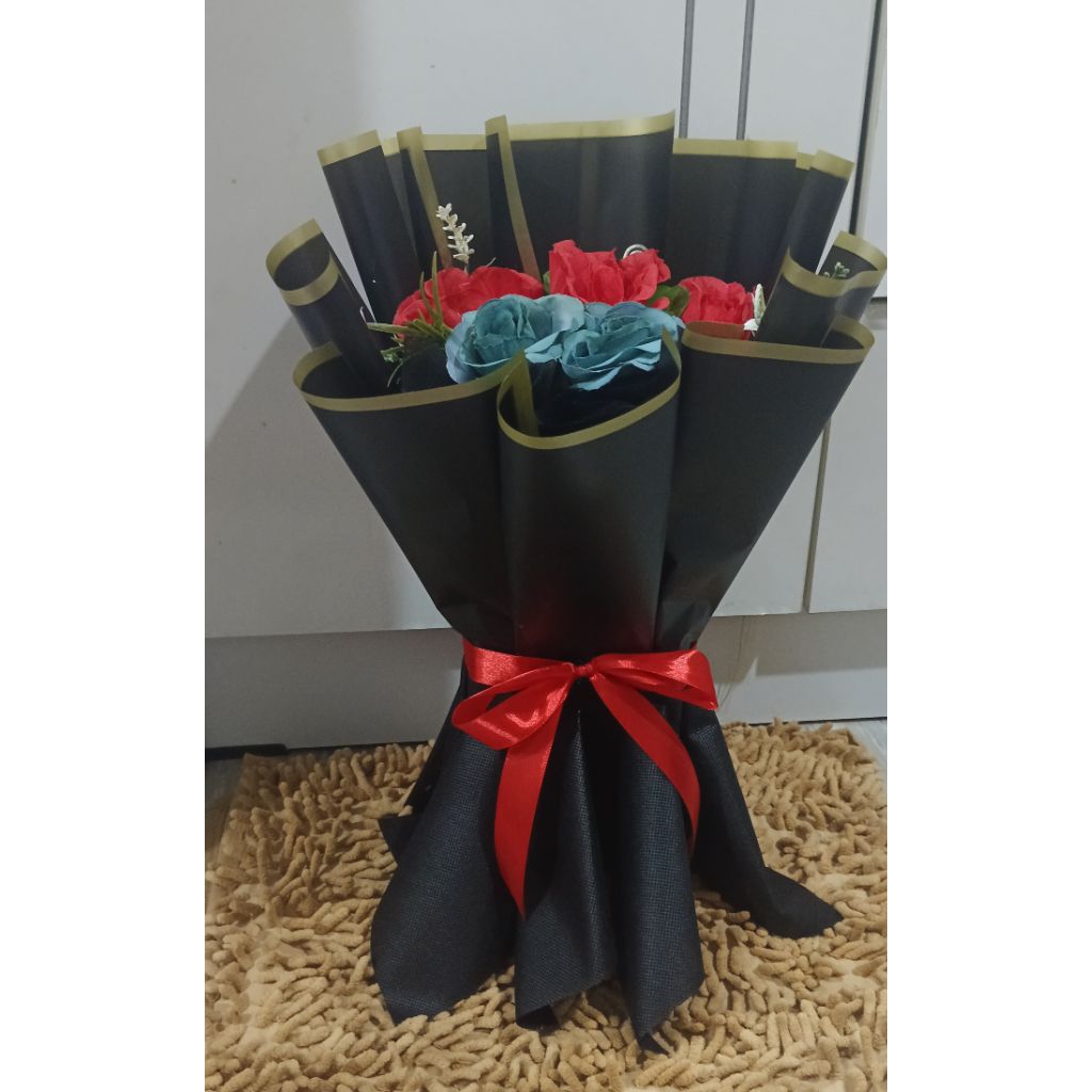 Buket mawar merah biru