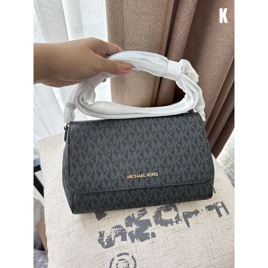 mk jet set md convertible pouchette sign black