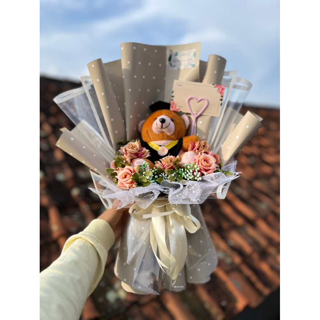 Buket Bunga Wisuda + Boneka Lucu – Kado Wisuda Cewek/Cowok Aesthetic