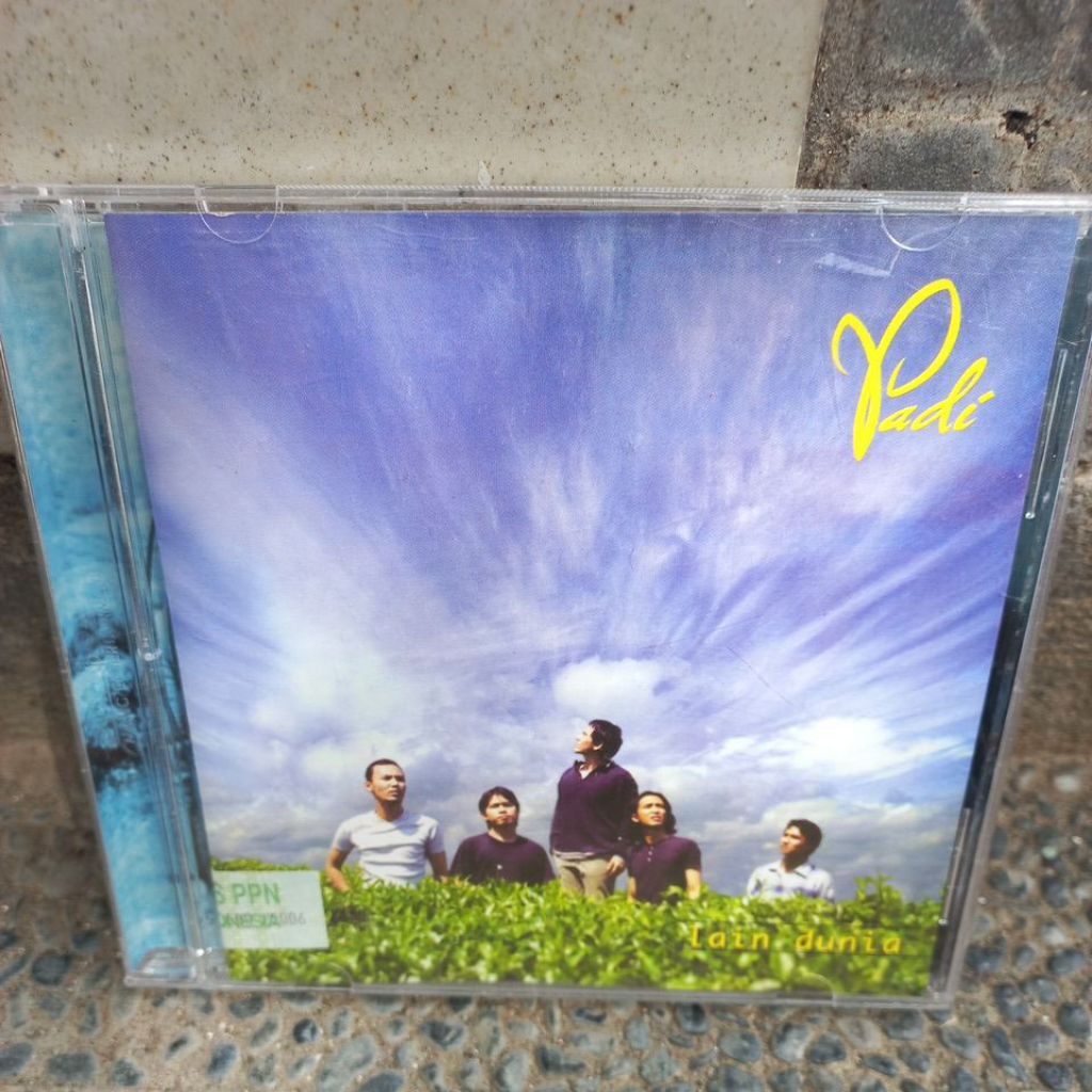 cd padi - lain dunia