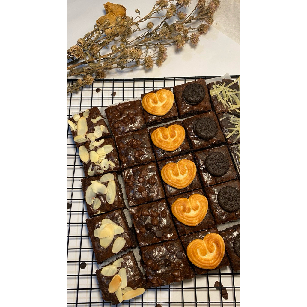 

FUDGY BROWNIES 20x20 topping dan no topping