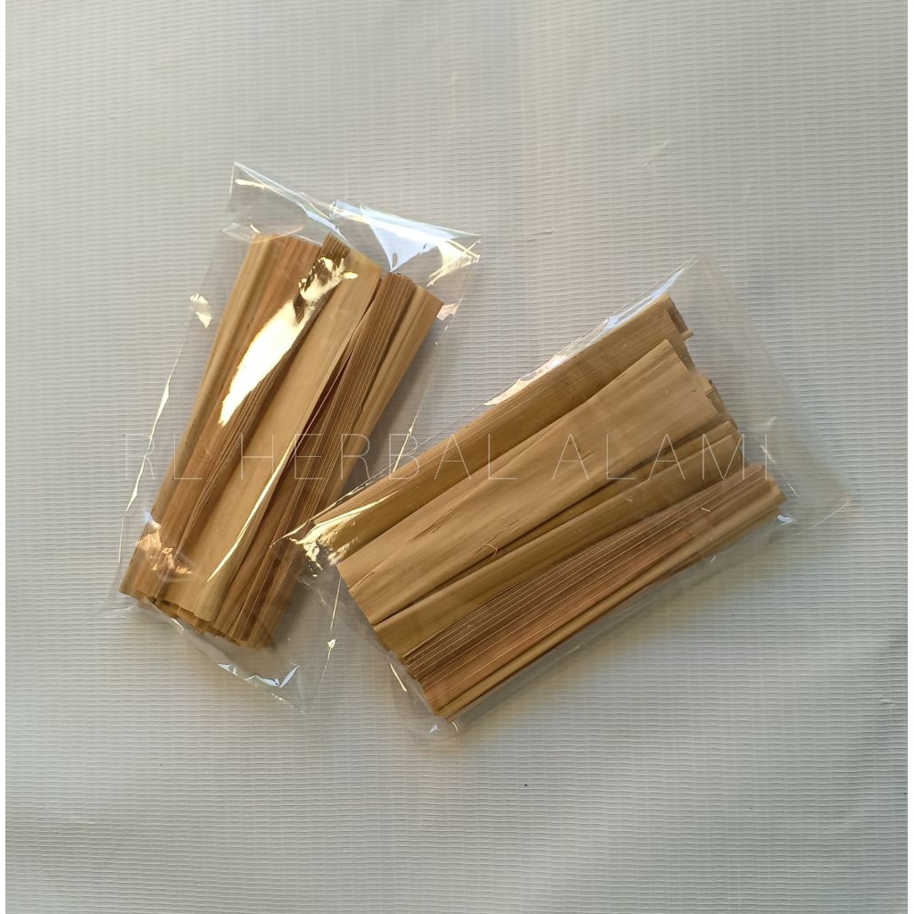 

Daun pohon aren muda kering