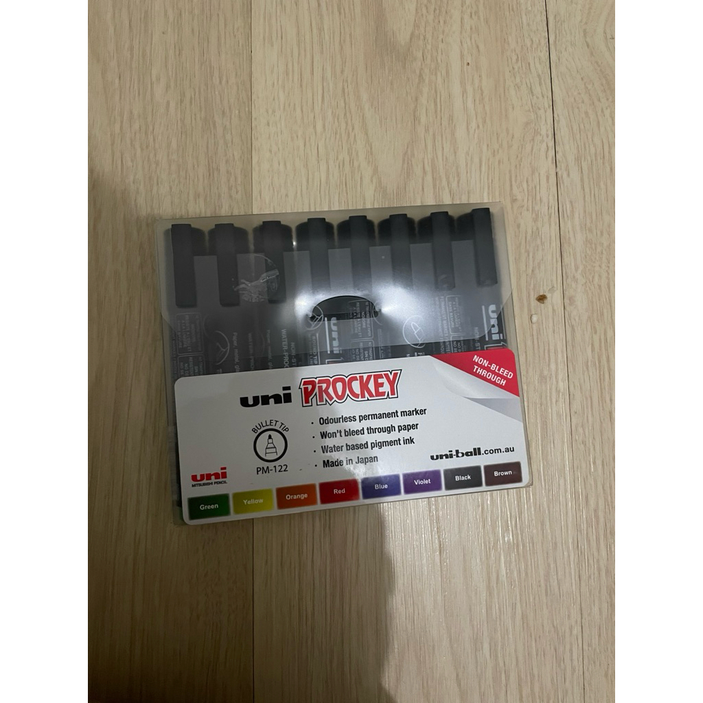 

Spidol Permanen Permanent Marker Uni Ball Prockey Set 8 Warna – Tanpa Bau, Tidak Tembus, Tinta Pigmen Berbasis Air | Made in Japan