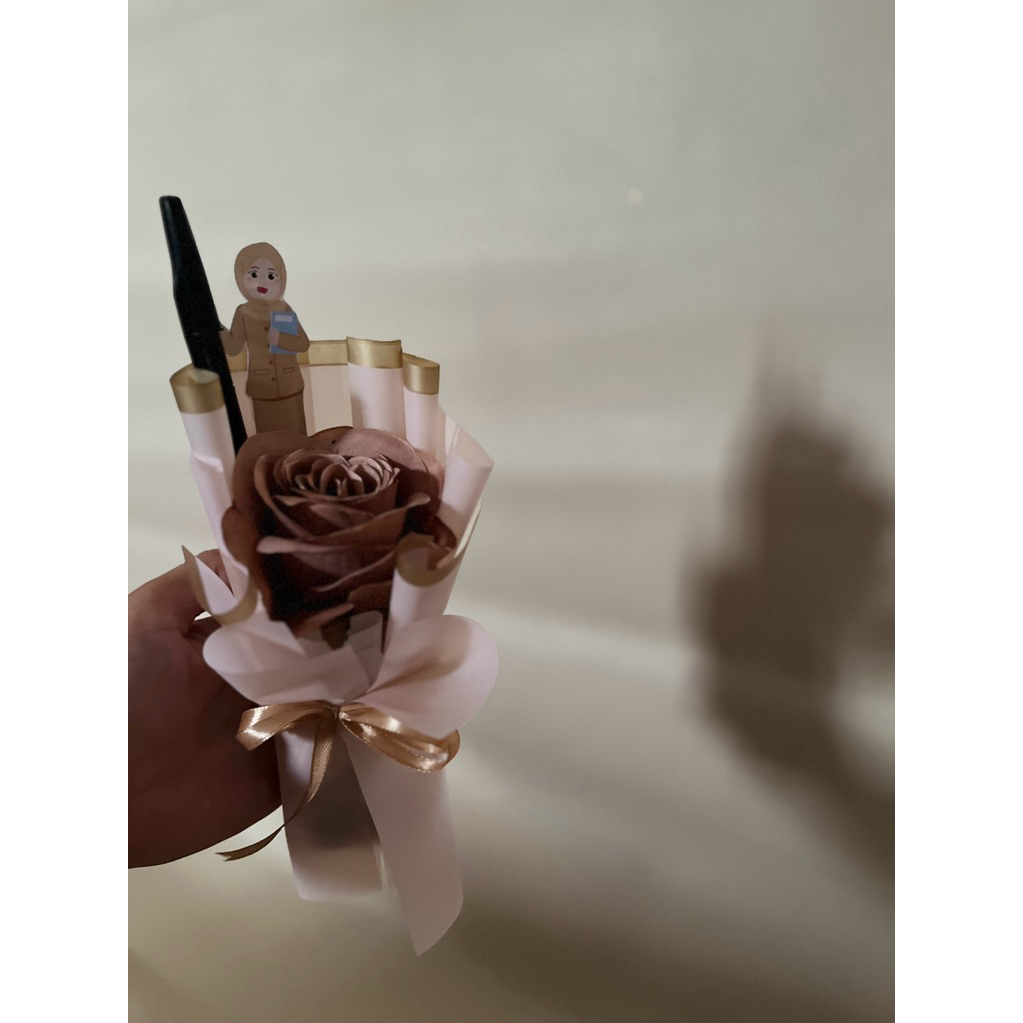 

Buket Single Rose + Pulpen + Topper