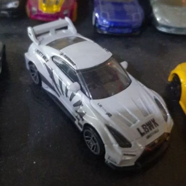 Hot Wheels Nissan R35 LBWK custom