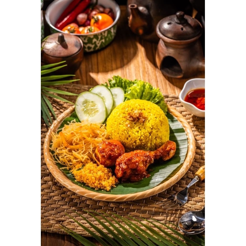 

Paket nasi kuning Ayam bakar telur balado mie perkedel orek dan lainnya nikmat dan lezat cathering nasi box