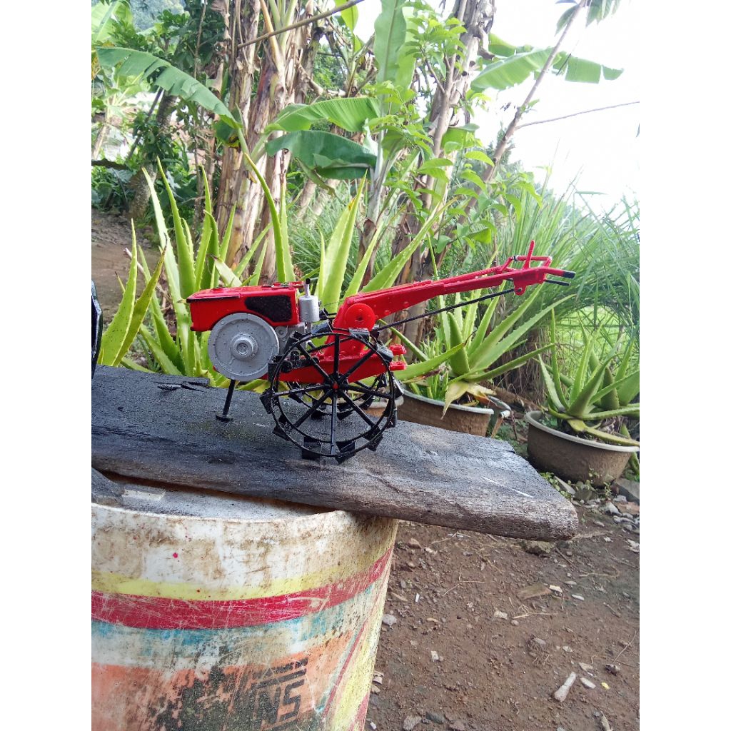 miniatur traktor bajak sawah
