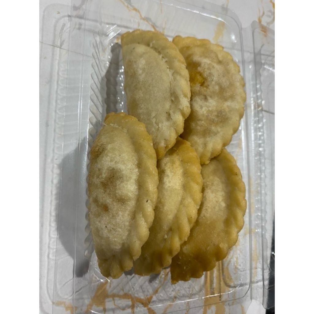 

Cireng isi ayam suwir pedas daun jeruk