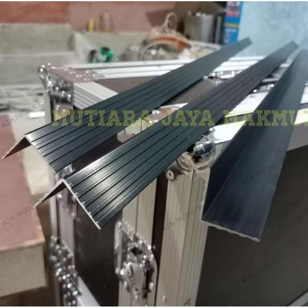 LIST ALUMUNIUM SIKU HITAM LIS KOPER