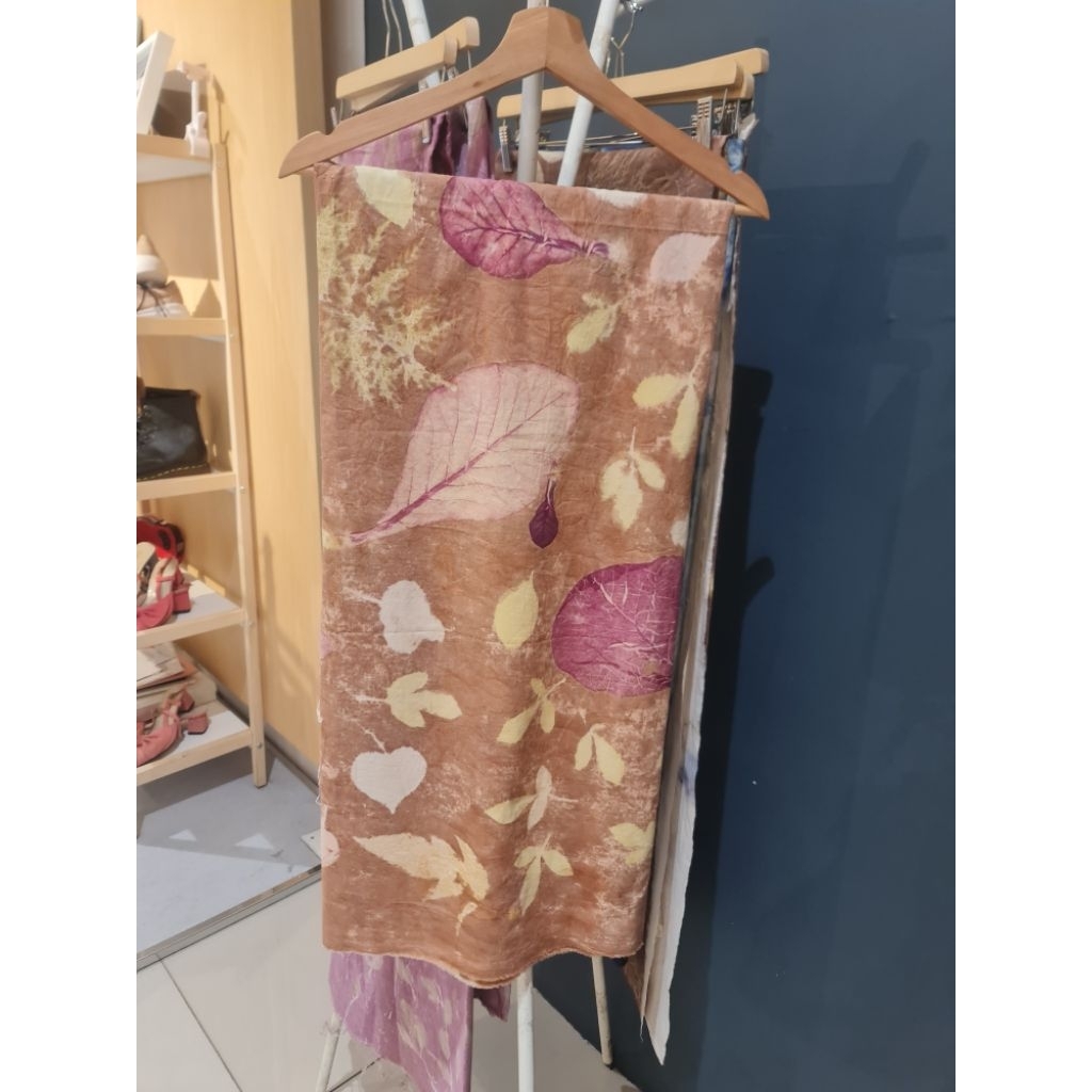 Kain katun ecoprint warna coklat tingi
