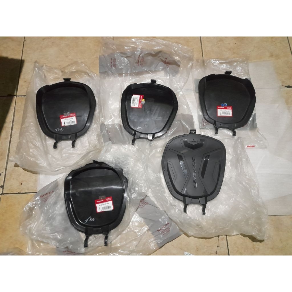 Cover tutup bok box bagasi jok honda vario 110 techno karbu original honda 81251-KVB-N50