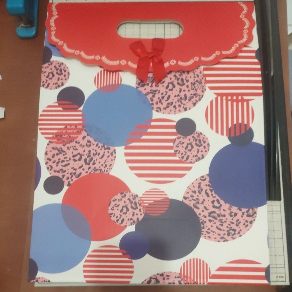 

paper bag ,tas kado ,28x36 warna dan gambar random