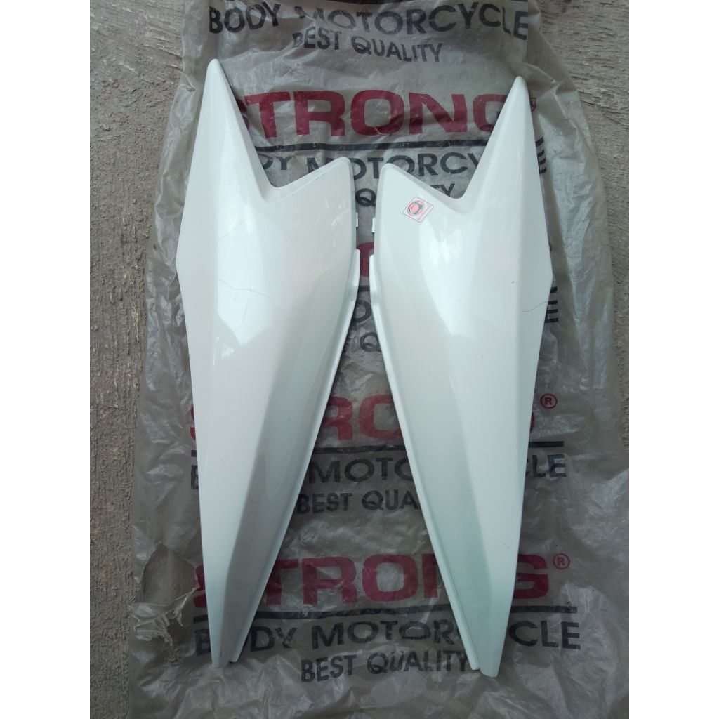Cover Body Bodi Belakang Honda Blade 110 Lama Putih - Hitam