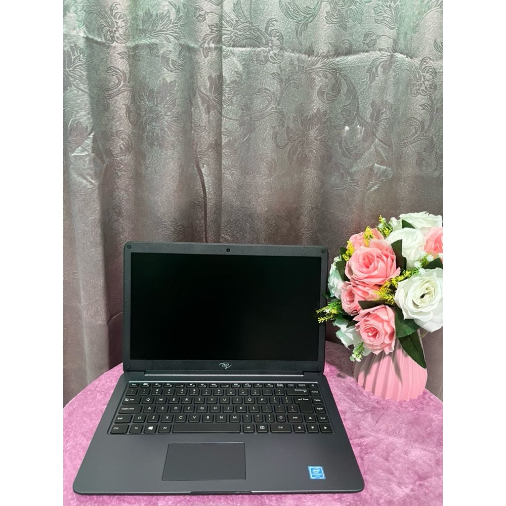 Laptop Itel. Memory 4 GB. SSD 256 GB. Windows 11.