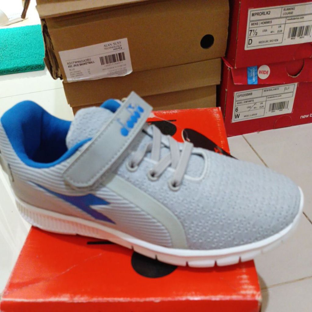 Sepatu Diadora anak