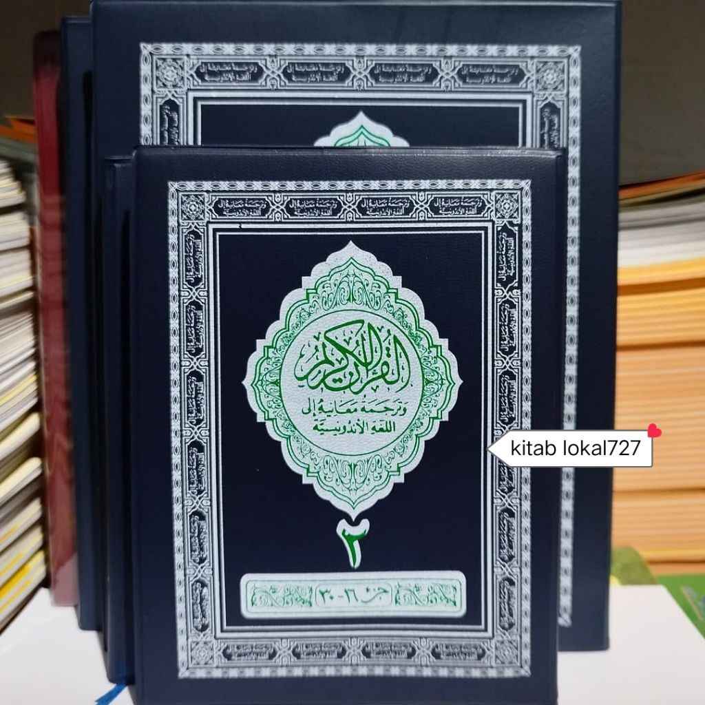 2 jilid 30 juz Kitab Al Qur'an Terjemah Qudus originalUkuran Besar dan sedang