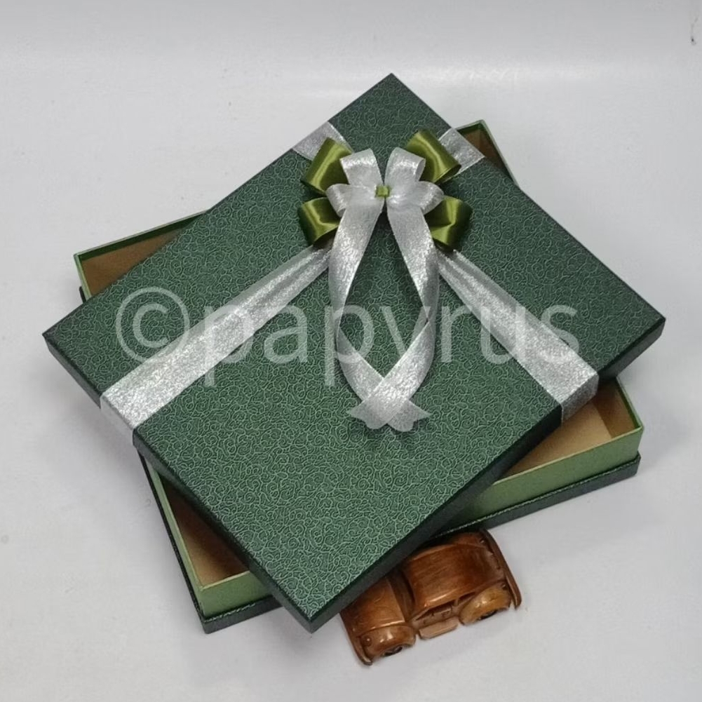 

PAPYRUS Sandwich 30x35 Tinggi 8cm Kotak Kado Gift Box V2