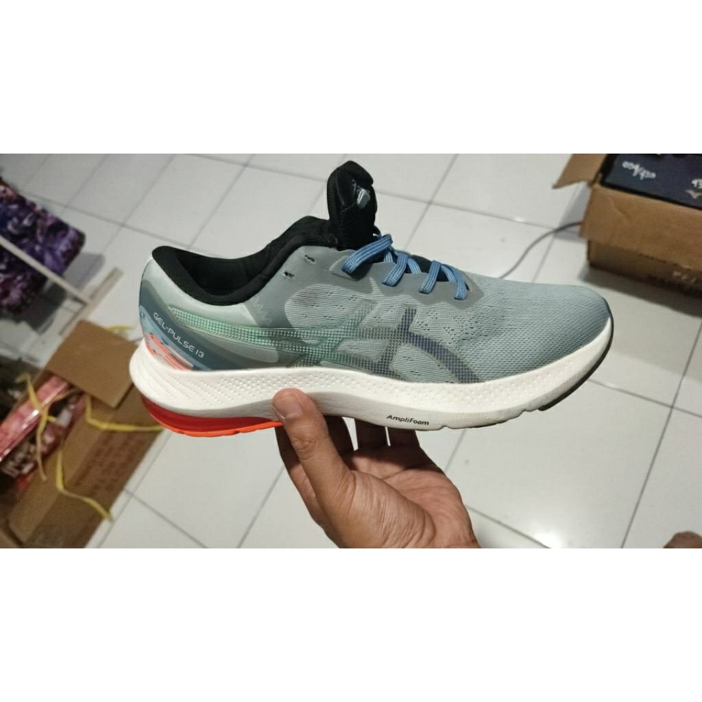 Sepatu spor asics premium