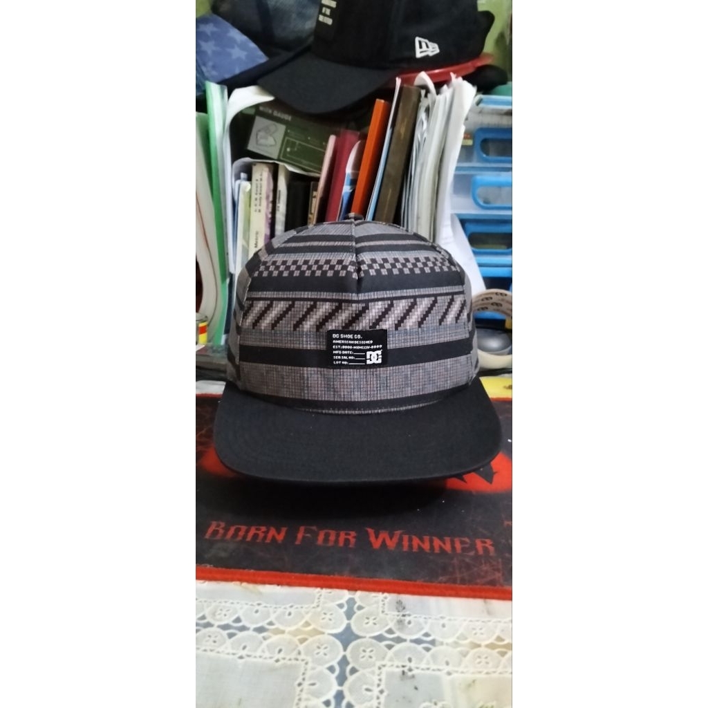 Topi Snapback DC AOP