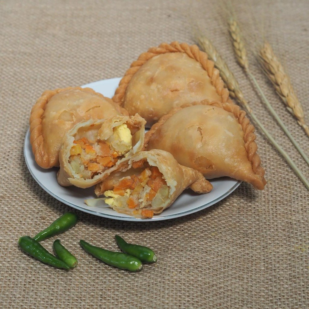 

Pastel (Isi sayuran segar dan kulit renyah) by Ratu Snack Box