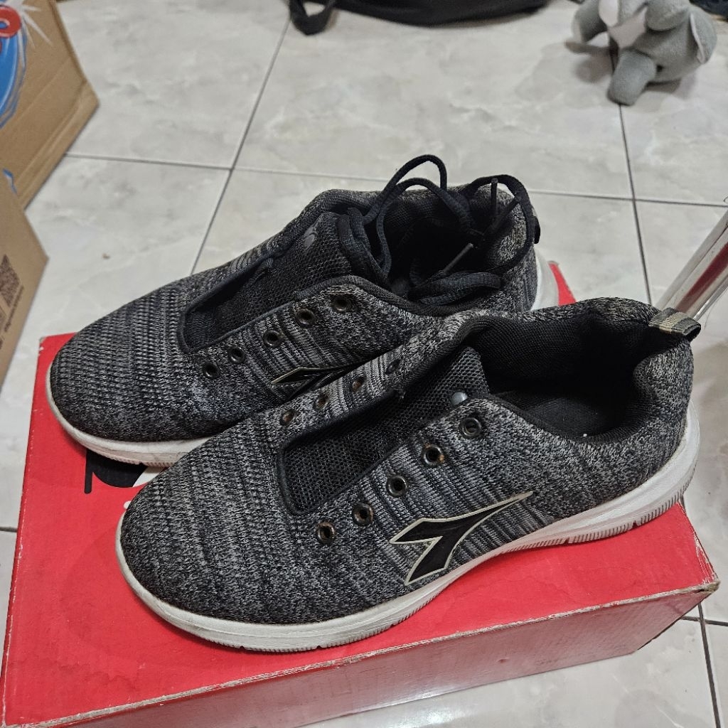 preloved diadora shoes - sepatu diadora wanita - sepatu hitam putih