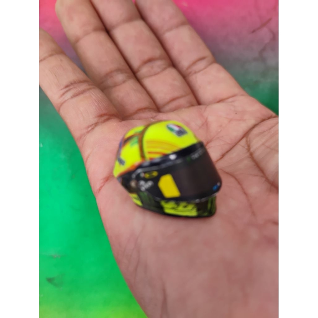 Diecast miniatur Helm Rossi, Yamaha, Honda, Triumph, Royal Infield, Cocok untuk pasangan skala 1:12 