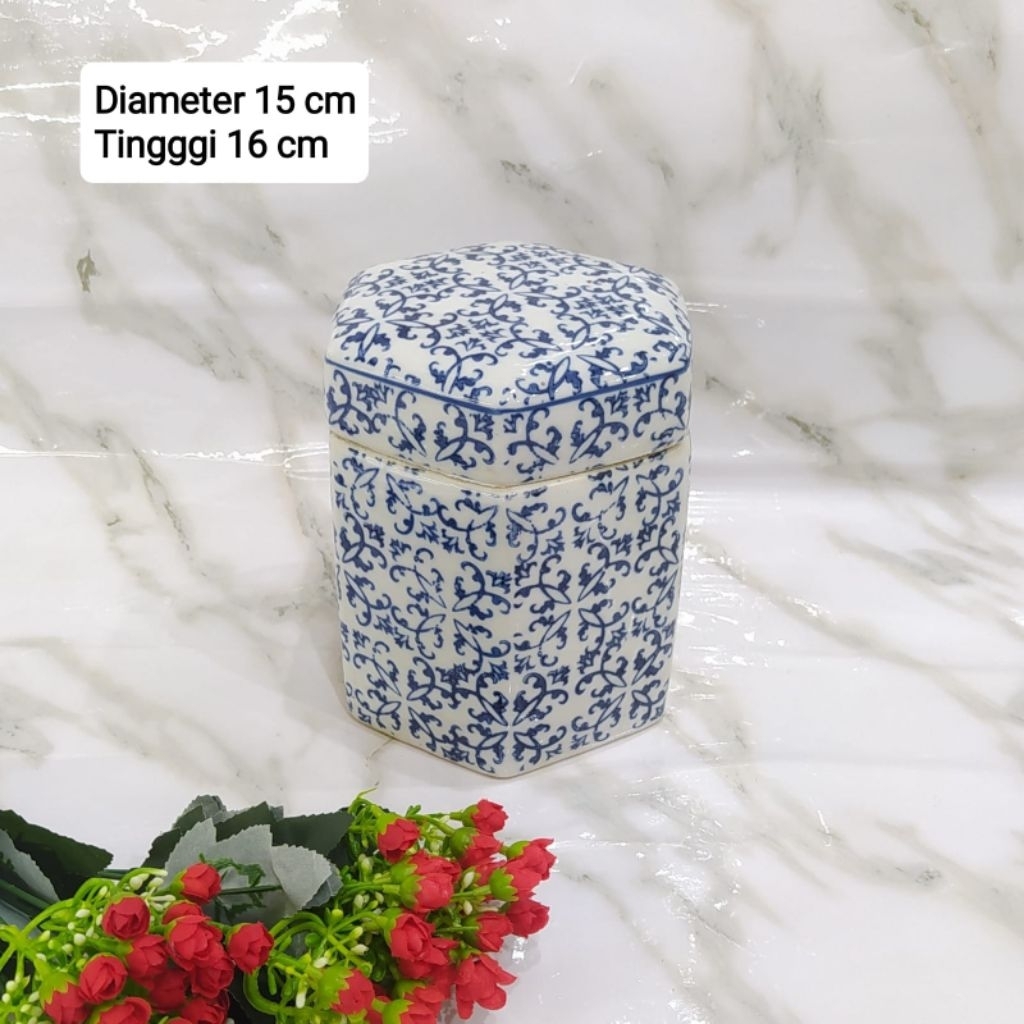 Toples Segi Enam Biru Putih