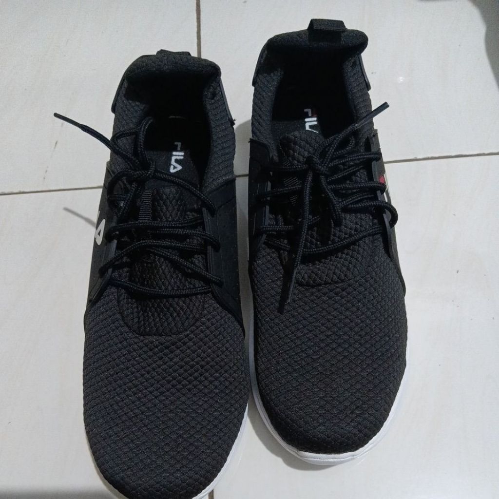 Sepatu Second ori like New merk FILA model slip on warna Hitam putih  ,size 43 isole 28